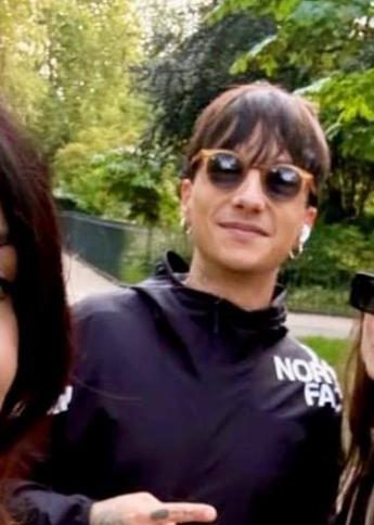 example-562 Ultimo a Londra fa selfie con i fan, domani concerto per 300 fortunati