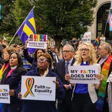 Battesimo, madrine e padrini queer. L'apertura di facciata della Chiesa