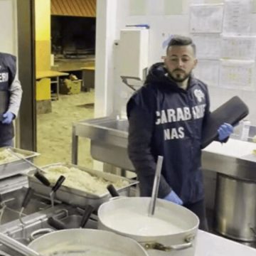 Insetti, muffe, panini alla plastica, acqua non potabile: una mensa scolastica su quattro ha problemi con i Nas