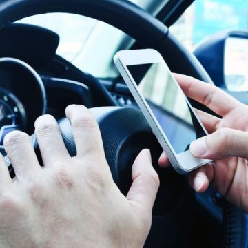 Automobilisti videomaker: uno su dieci ha girato video al volante. Il REPORT