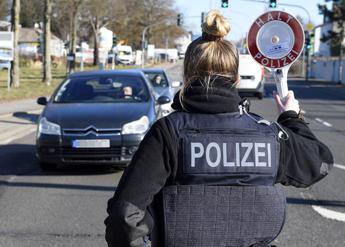 Amburgo, uomo irrompe con auto in aeroporto: "Ha un bambino e spara"