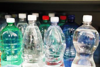 Ambiente, Altroconsumo: ''Bottiglie d’acqua non sono davvero riciclabili al 100%''