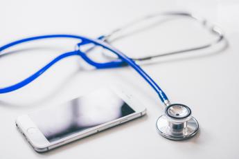 Ricette, certificati e consulti: un medico su 3 'perde' fino a 3 ore al giorno al telefono