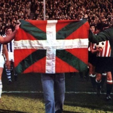 "Storia popolare del calcio" di Valerio Moggia è un libro approfondito che ricorda il peso sociale dello sport più popolare al mondo