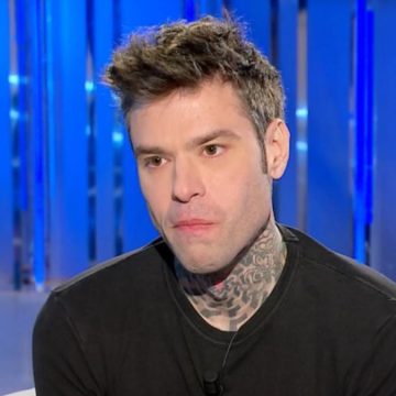 Fedez difende il figlio Leone e piange in tv: “Ho pensato di farla finita”