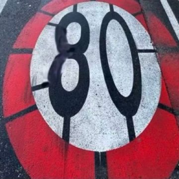 A Bologna arriva Ottantaman, “vendicatore” del limite di 30 km/h. Ma è un fake?