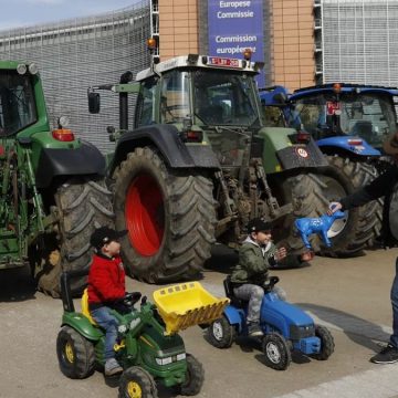 Dietro i trattori c’è la rottura tra agricoltori e conservatori in Europa