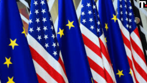 USA UE BANDIERA BANDIERE EUROPA Fed, cinque tagli ai tassi in arrivo nel 2024. E la Bce? Unione Europea Banca centrale europea