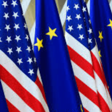 USA UE BANDIERA BANDIERE EUROPA Fed, cinque tagli ai tassi in arrivo nel 2024. E la Bce? Unione Europea Banca centrale europea