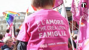 Sì a “genitore 1 e genitore 2” sulla carta d’identità: la famiglia arcobaleno batte la famiglia tradizionale