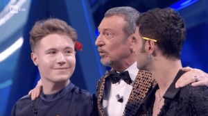 Alfa e Maninni (che vi mostriamo di spalle, tanto non lo riconoscereste comunque) a Sanremo 2024