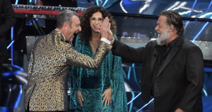 Sanremo 2024, Amadeus e Russell Crowe sbeffeggiano John Travolta