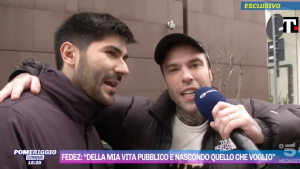 Fedez e l'insopportabile spocchia contro l'inviato di Pomeriggio 5 (che, gli piaccia o meno, sta lavorando)