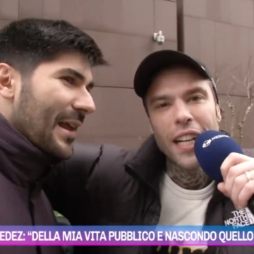 Fedez e l'insopportabile spocchia contro l'inviato di Pomeriggio 5 (che, gli piaccia o meno, sta lavorando)