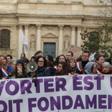 Aborto e Costituzione: “Solo un nuovo movimento per la libertà delle donne potrebbe avvicinarci alla Francia”