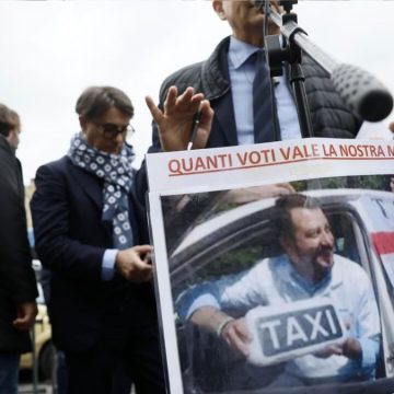 La protesta degli Ncc: Salvini sta coi taxi, Meloni ci aiuti