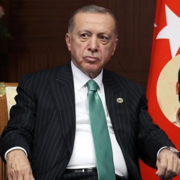 Turchia, schiaffo al Sultano: "Erdogan sul viale del tramonto"