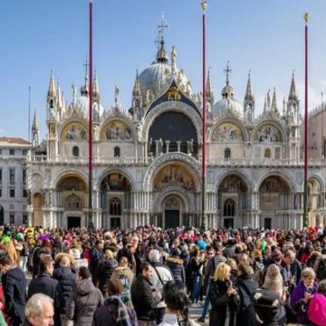 Il turismo fa male, le città europee si ribellano ai (troppi) visitatori