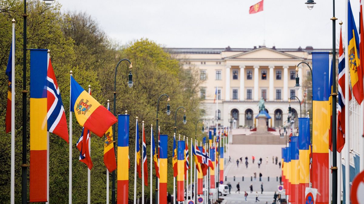 Presidente Moldavia in Norvegia accolta dalle bandiere romene
