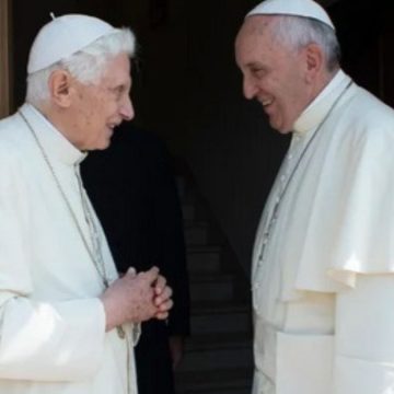due-papi “Francesco è l’antipapa”: l’istanza per dichiarare illegittime le dimissioni di Ratzinger