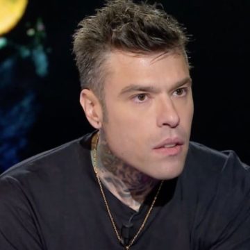 Fedez, non vuoi che i giornali scrivano di te? Piantala di raccontare i caz*i tuoi!