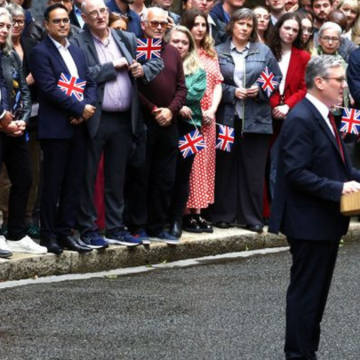 https://it.insideover.com/politica/profili-keir-starmer-baronetto-come-i-beatles-piacione-come-blair-indeciso-come-tutti.html STARMER