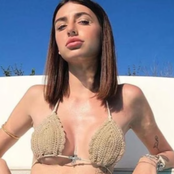 Lo schiaffo alla povertà di Michelle Comi che lancia i costosi regali di compleanno in piscina