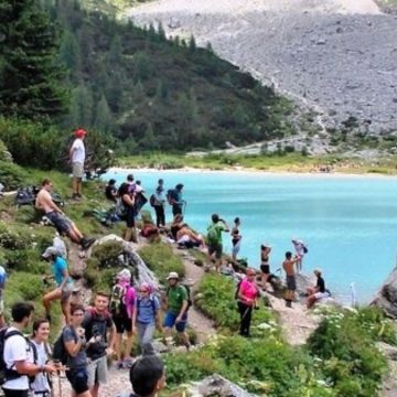 La rivolta dei Comuni montani contro i turisti dalle città: “La montagna non può più essere gratis”