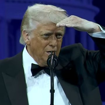 Dazi, Trump e i Paesi in coda “per baciarmi il c**o: è ora che l’America faccia pagare gli altri”