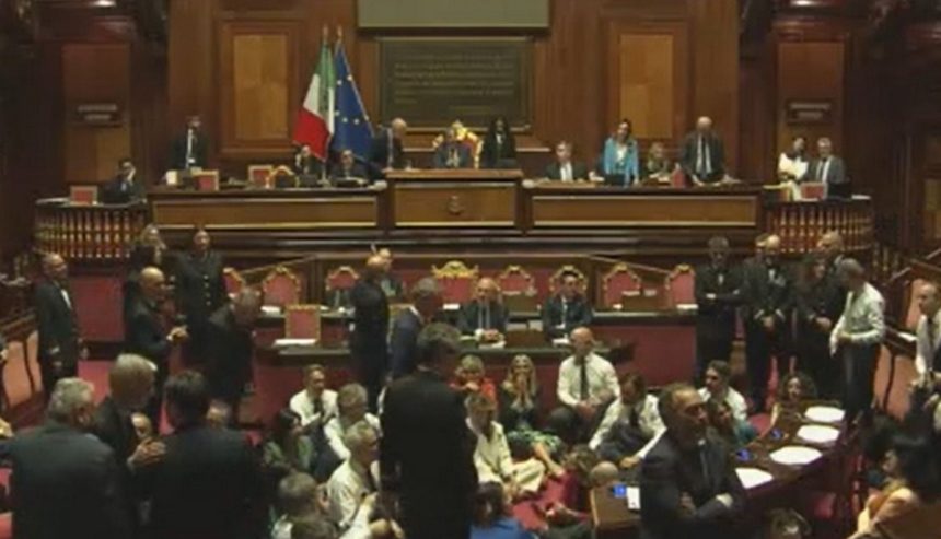 Il decreto Sicurezza è legge: 14 nuovi reati. Carcere per blocchi stradali e occupazioni, stretta su cannabis e carcere