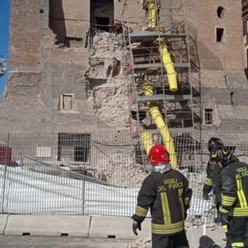 Il crollo della Torre dei Conti a Roma Crollo della Torre dei Conti a Roma, aperta una indagine per omicidio colposo