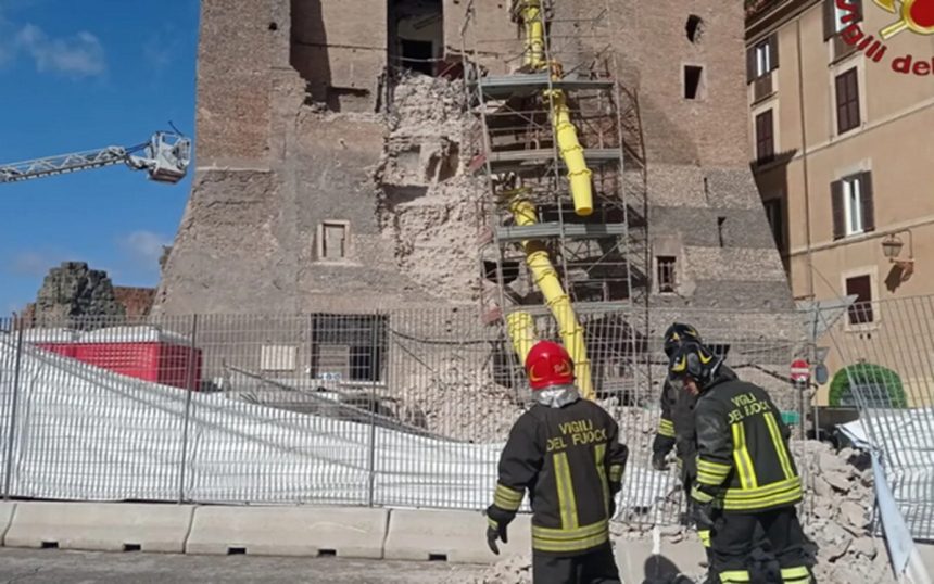 Il crollo della Torre dei Conti a Roma Crollo della Torre dei Conti a Roma, aperta una indagine per omicidio colposo
