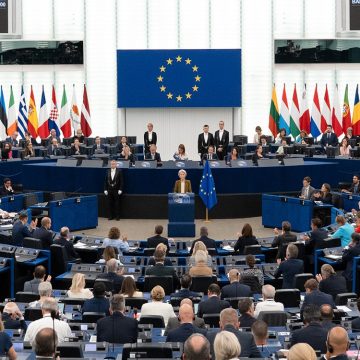 Ucraina, c’è l’intesa al Consiglio europeo: prestito da 90 miliardi di euro, no all’uso degli asset russi