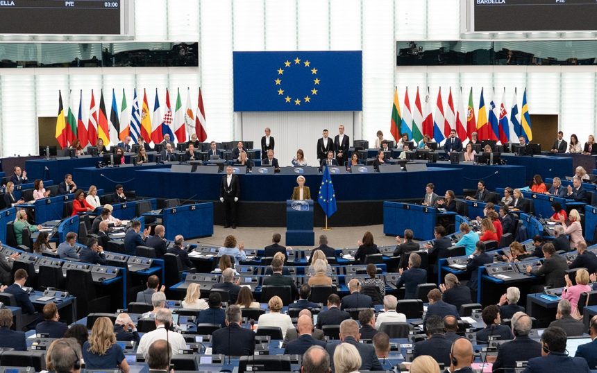 Ucraina, c’è l’intesa al Consiglio europeo: prestito da 90 miliardi di euro, no all’uso degli asset russi