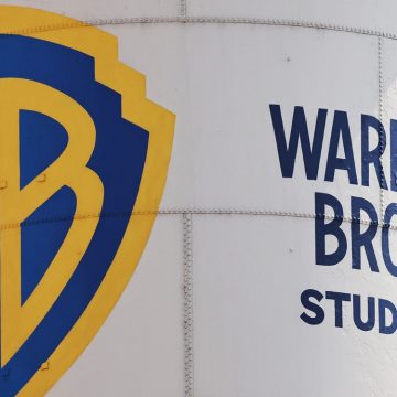 warner bros Scontro tra titani ad Hollywood per prendersi Warner Bros