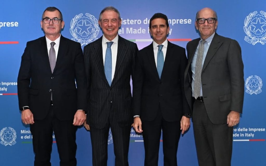 https://www.true-news.it/wp-content/uploads/2026/01/Dainese-Aefi-ministro-Urso-Giovanni-Bozzetti-FFM-Napoleone-It-ex_credits-DAppolonio-Photography-1024x640.jpeg