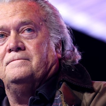 Milano-Cortina, Bannon senza freni: “Non volete l’Ice? Fuck You. Senza gli Usa siete indifesi”