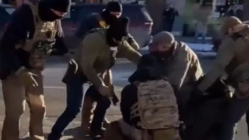 Ice, clima rovente a Minneapolis. E Trump apre: &ldquo;Potrebbero lasciare Minneapolis&rdquo;