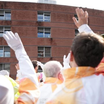 Milano, i tedofori delle Olimpiadi sotto il reparto di terapia intensiva del Niguarda