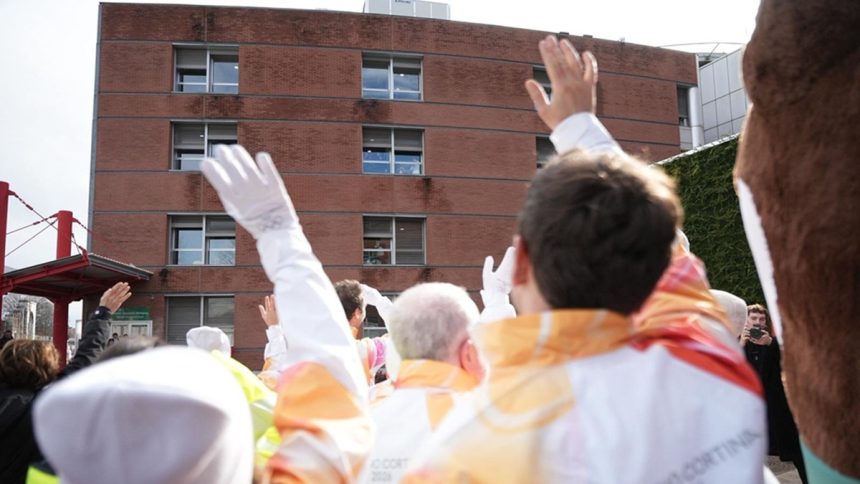 Tedofori-Niguarda-1-1 Milano, i tedofori delle Olimpiadi sotto il reparto di terapia intensiva del Niguarda