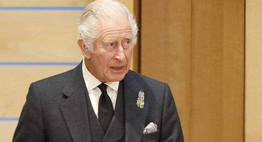 Il caso Epstein scuote il Regno Unito: re Carlo pronto a collaborare con la polizia contro il fratello Andrea. Chieste le dimissioni di Starmer