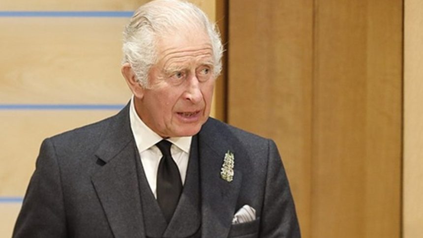 Il caso Epstein scuote il Regno Unito: re Carlo pronto a collaborare con la polizia contro il fratello Andrea. Chieste le dimissioni di Starmer