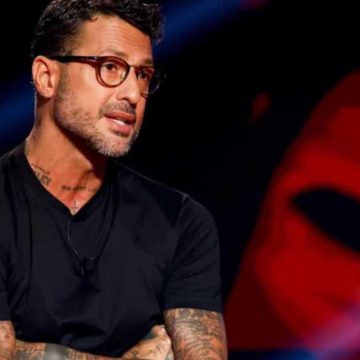 Corona e Mediaset, scontro frontale da 160 milioni. E lui sfida le ordinanze e torna su Instagram