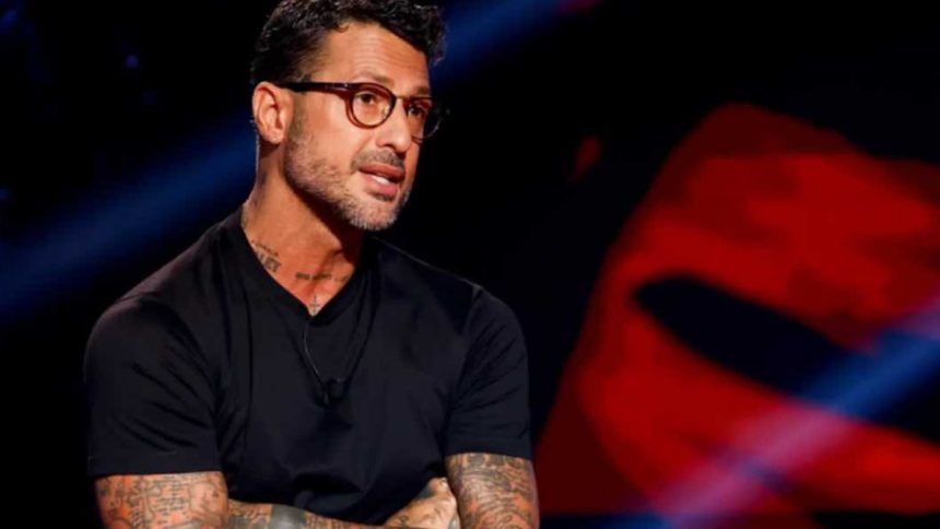 Corona e Mediaset, scontro frontale da 160 milioni. E lui sfida le ordinanze e torna su Instagram