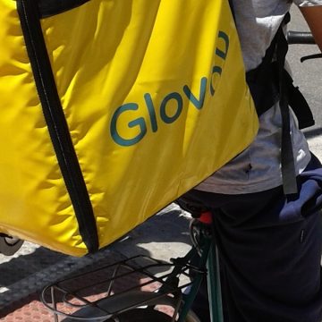 “Rider sfruttati e salari sotto la soglia di povertà”: controllo giudiziario per Foodinho-Glovo