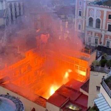 Incendio a Napoli, distrutto il Teatro Sannazaro: cupola crollata, quattro intossicati