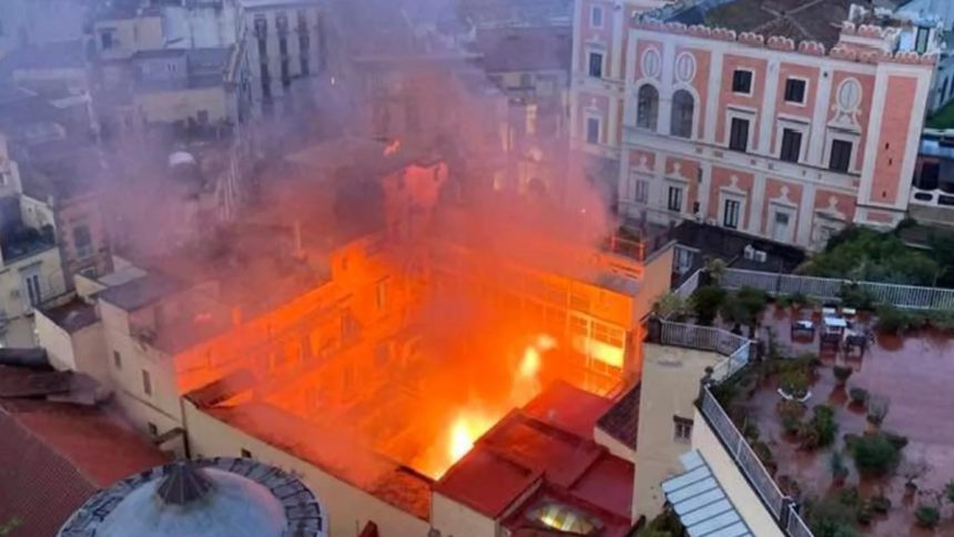Incendio a Napoli, distrutto il Teatro Sannazaro: cupola crollata, quattro intossicati