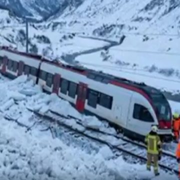 Treno deraglia in Svizzera a causa di una valanga, cinque i feriti