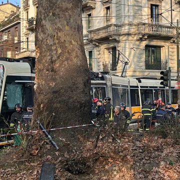Tram deragliato a Milano, il conducente indagato per disastro ferroviario