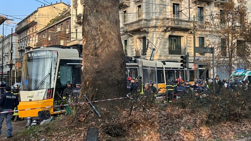 Tram deragliato a Milano, il conducente indagato per disastro ferroviario
